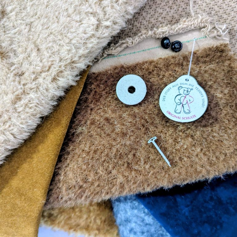 hochwertigte Stoffe aus Mohair für Sammlerbären und Glasaugen aus Lauscha